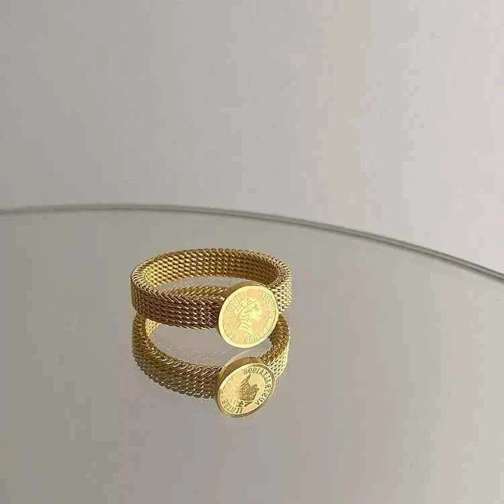 خاتم مزدوج الطبقة من التيتانيوم الفضي بتصميم شبكي مع عملة ذهبية للمجوهرات النسائية الأنيقة والحديثة