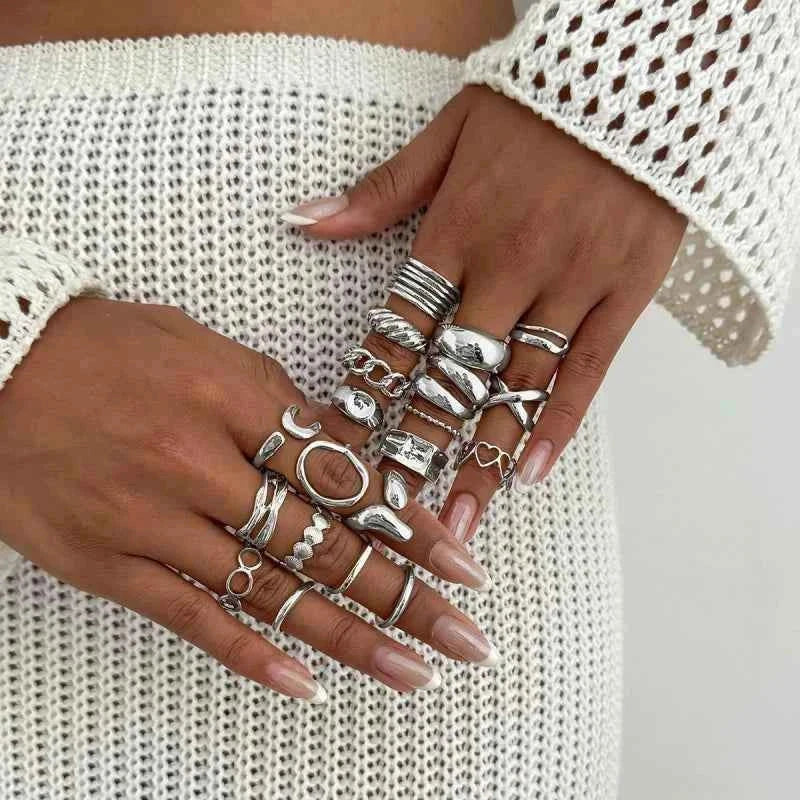 طقم خواتم نسائي Rings Set بتصاميم عصرية ذهبي وفضي.