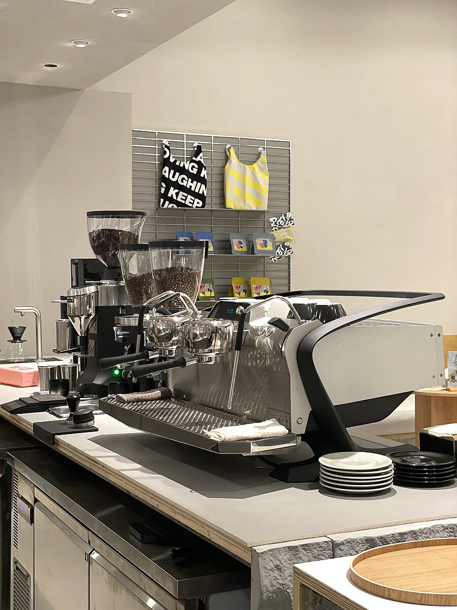 ماكينة قهوة Slayer Espresso احترافية باللون الأبيض الأنيق