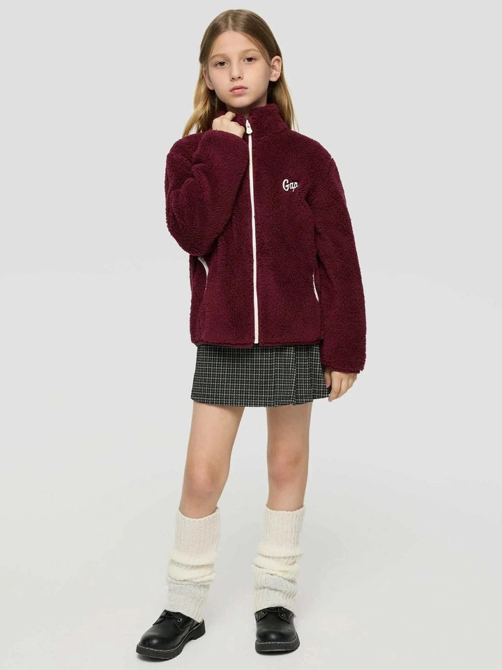 جاكيت شيربا عنابي للبنات من Gap Girls خفيف وعملي للخريف