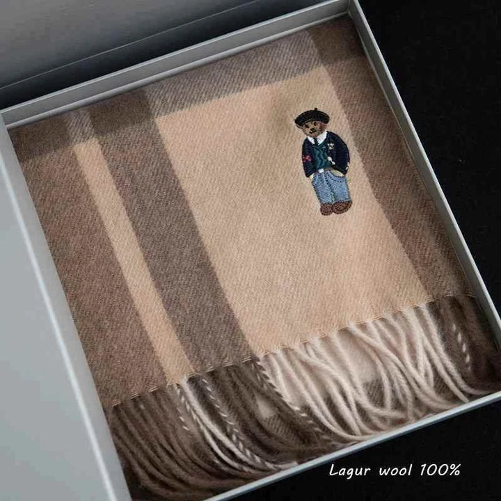 وشاح صوفي فخم بنمط بريدي وحاشية مكشكشة مع دب صغير مطرز من الجلد في صندوق هدايا أنيق