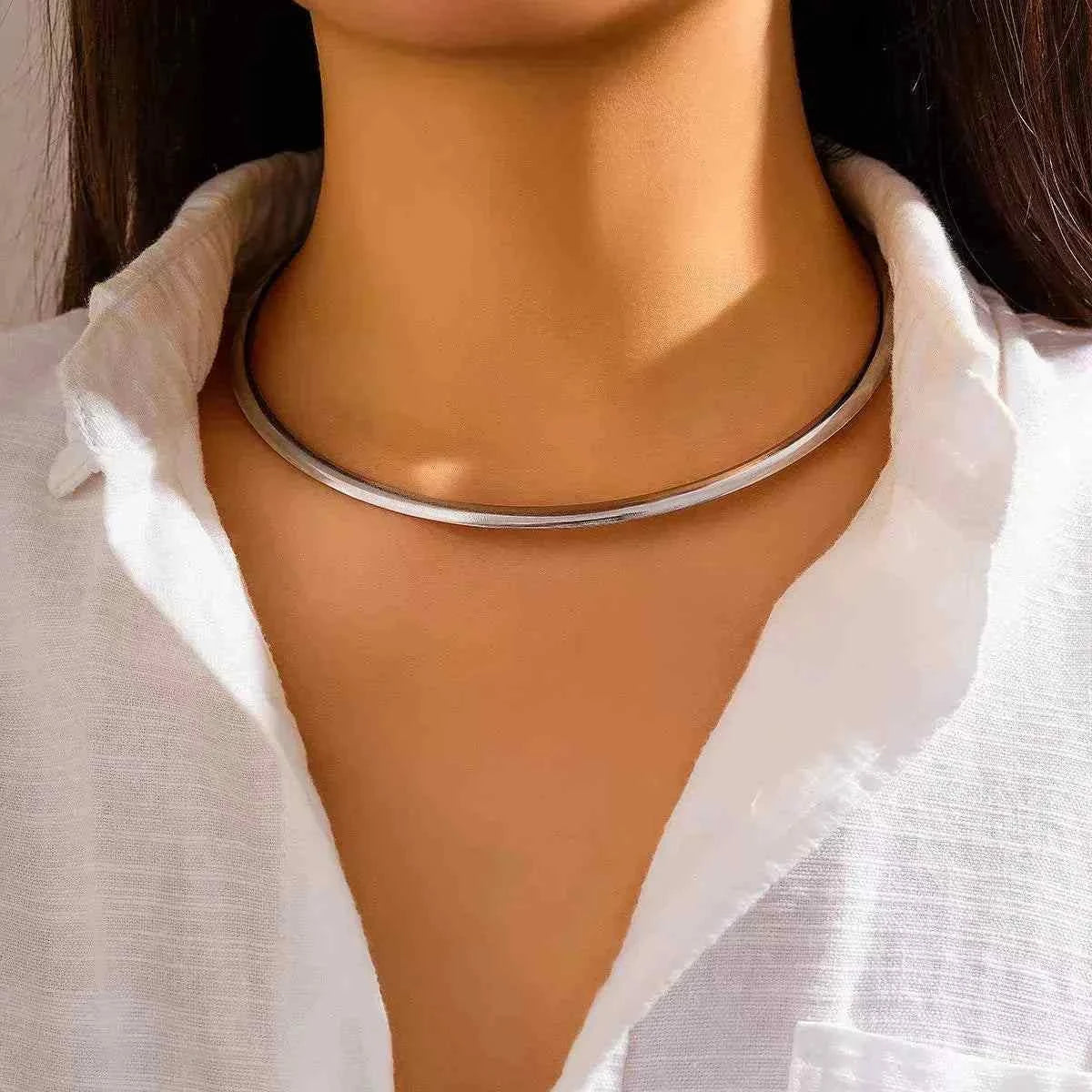 عقد Choker معدني بتصميم Torque ناعم وأنيق.