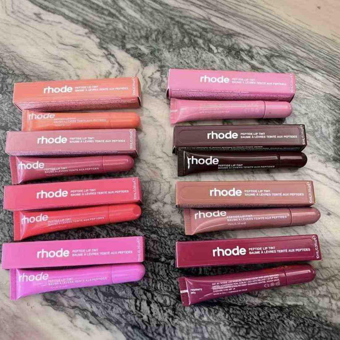 Rhode Peptide Lip Tint بتركيبة مغذية وألوان متنوعة.