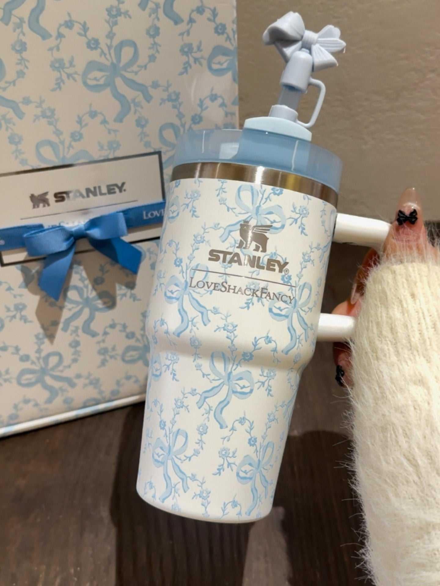كوب Stanley x LoveShackFancy بتصميم الزهور والفيونكات الأنيق.