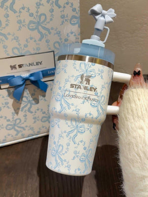 كوب Stanley x LoveShackFancy بتصميم الزهور والفيونكات الأنيق.