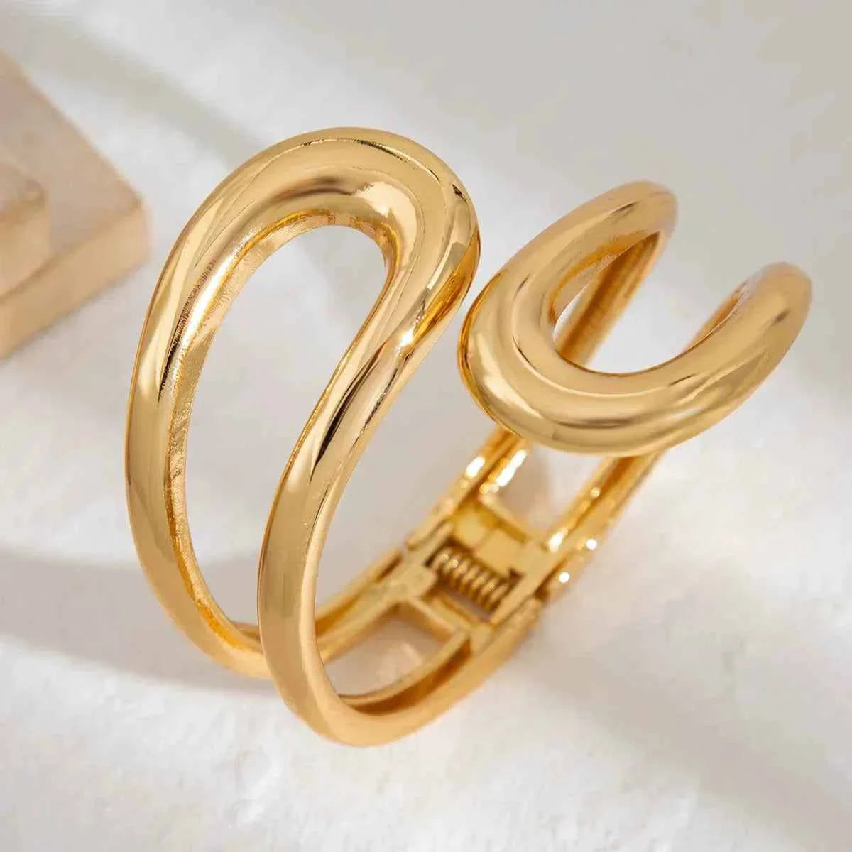 سوار Cuff بتصميم مموج عريض Statement باللون الذهبي.
