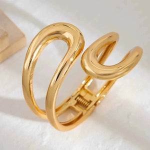 سوار Cuff بتصميم مموج عريض Statement باللون الذهبي.