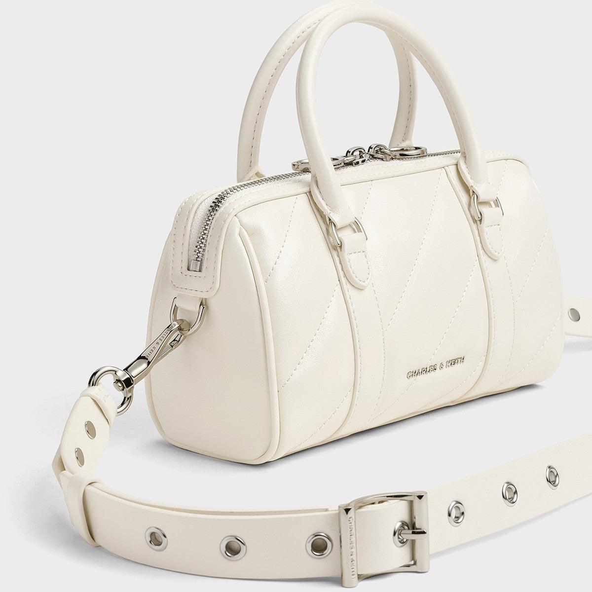 حقيبة Charles & Keith بتصميم مبطن وأنيق.