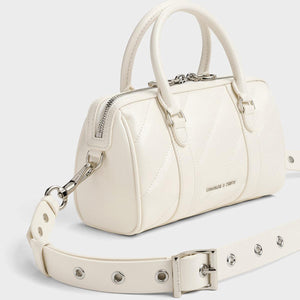 حقيبة Charles & Keith بتصميم مبطن وأنيق.