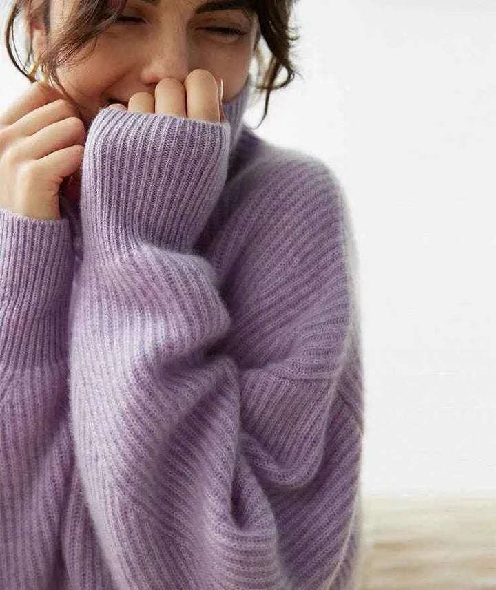 امرأة ترتدي سويتر محبوك نسائي بنصف سحاب بلون بنفسجي من Ruoshi بتصميم مريح وأنيق