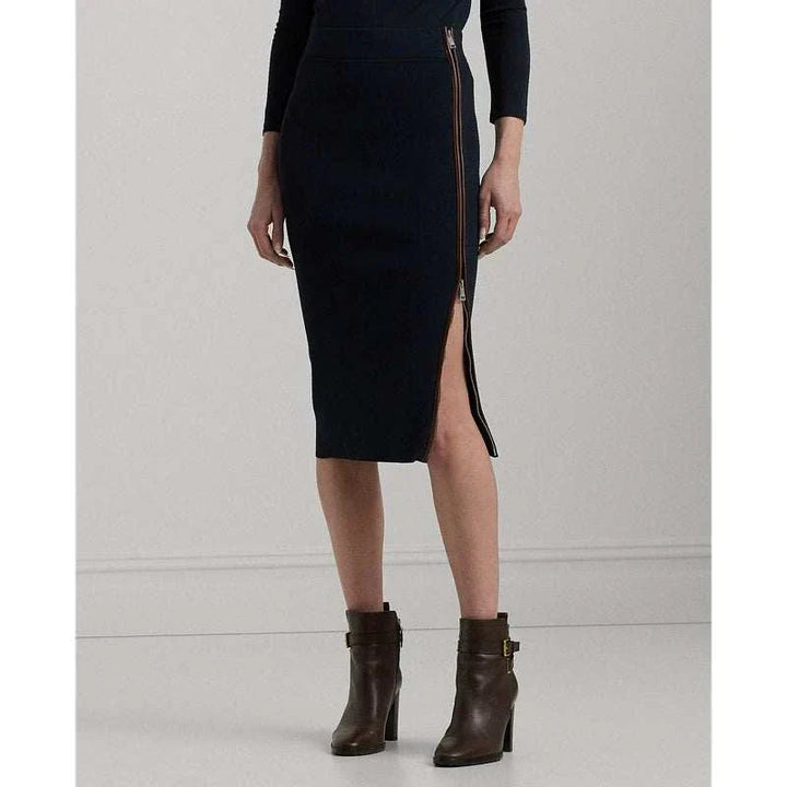 تنورة لورين نسائية كحلية بقصة قلم مع سحاب جانبي معدني على الفخذ بتصميم أنيق وعصري