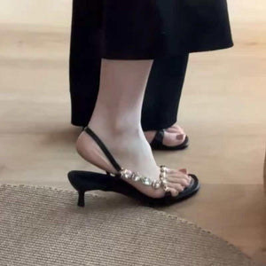 صندل نسائي بكعب Kitten Heel ومرصع بالكريستال الأسود.