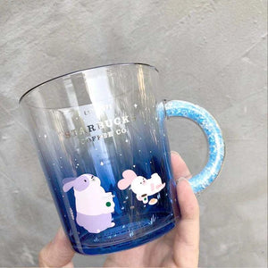مج Starbucks بتصاميم كرتونية لطيفة وغطاء مميز.