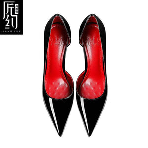Christiana  حذاء نسائي High Heels أسود بلمسة مخملية ونعل كريستالي أحمر.