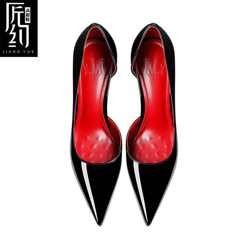 Christiana  حذاء نسائي High Heels أسود بلمسة مخملية ونعل كريستالي أحمر.
