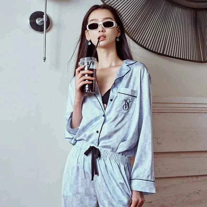 بيجاما ساتان باردة ناعمة من فيكتوريا سيكرت للنساء بتصميم أنيق لصيف 2025