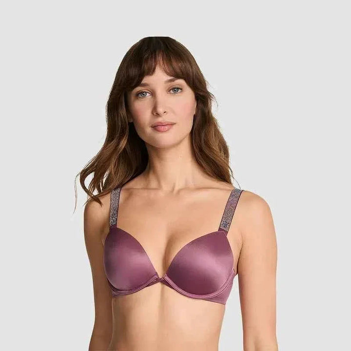 حمالة صدر براقة من Victoria's Secret بحمالات كتف مزينة بأحجار الراين لؤلؤية ولمسة أنثوية لعيد الصيف