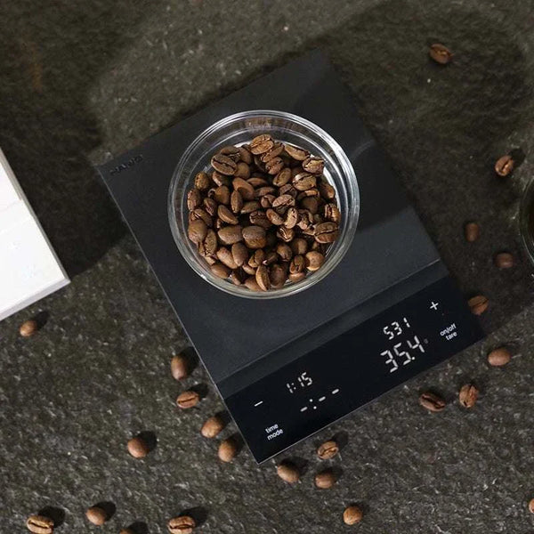 مقياس قهوة HARIO Scale أنيق مع شاشة LED لمسية ودقة قياس عالية للحبوب والماء