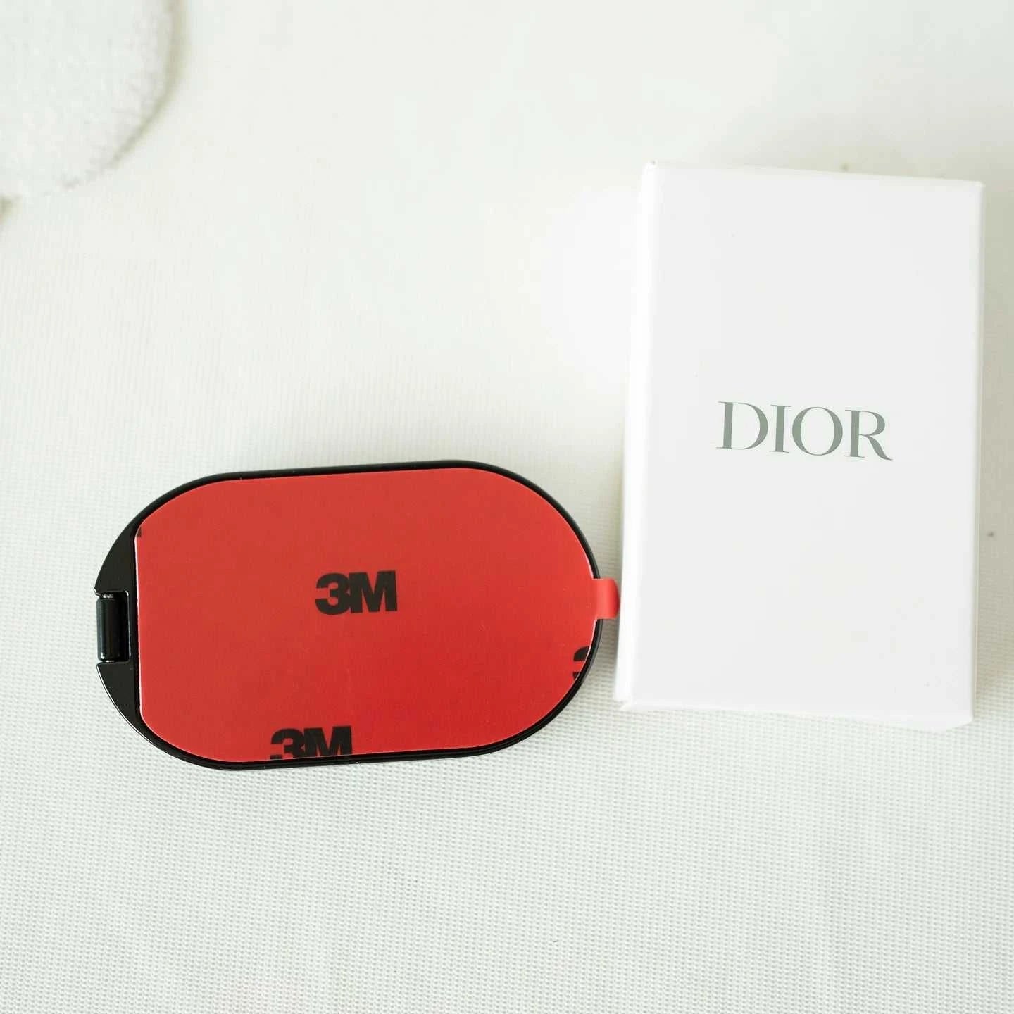 مسكة جوال DIOR بتصميم CD مع مرآة مخفية - أسود.