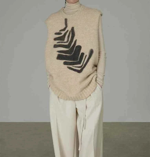 سترة محبوكة نسائي بدون أكمام بنقشة عصرية بلون بيج مع تفاصيل سوداء تصميم واسع مريح وأنيق