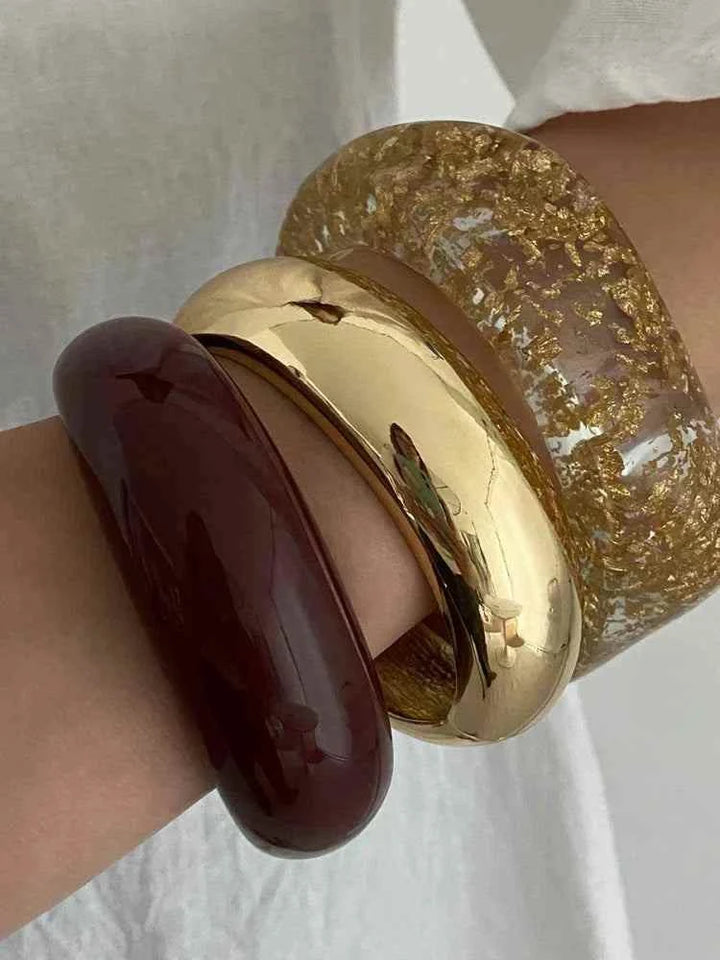إسوارة نسائية عريضةirregular resin bracelet اوروبي أمريكي من الريزين الشفاف وأوراق الذهب بلون ذهبي ولمسة معدنية لامعة