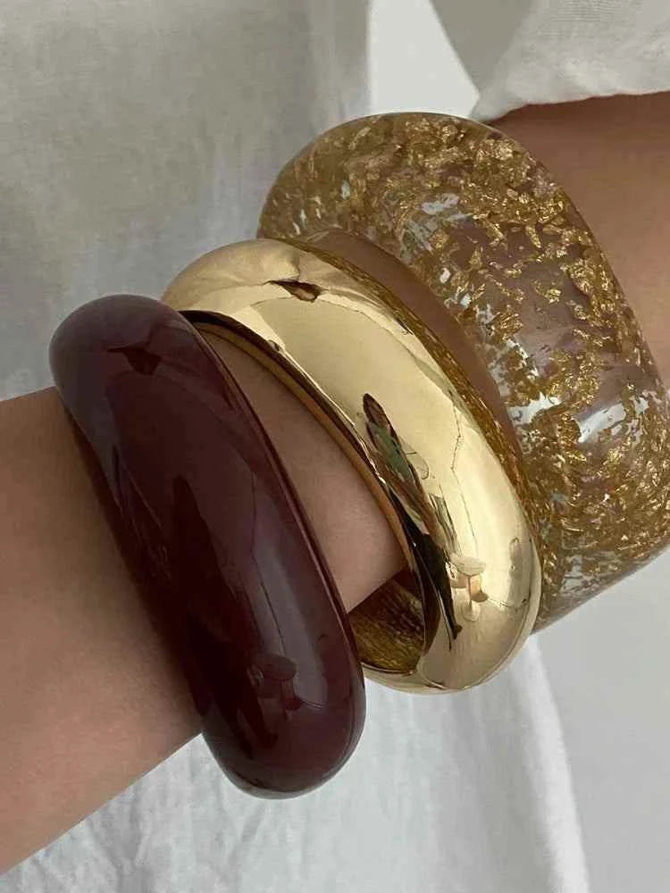 طقم أساور Bangle بتصميم Chunky عريض وألوان Gold و Resin.