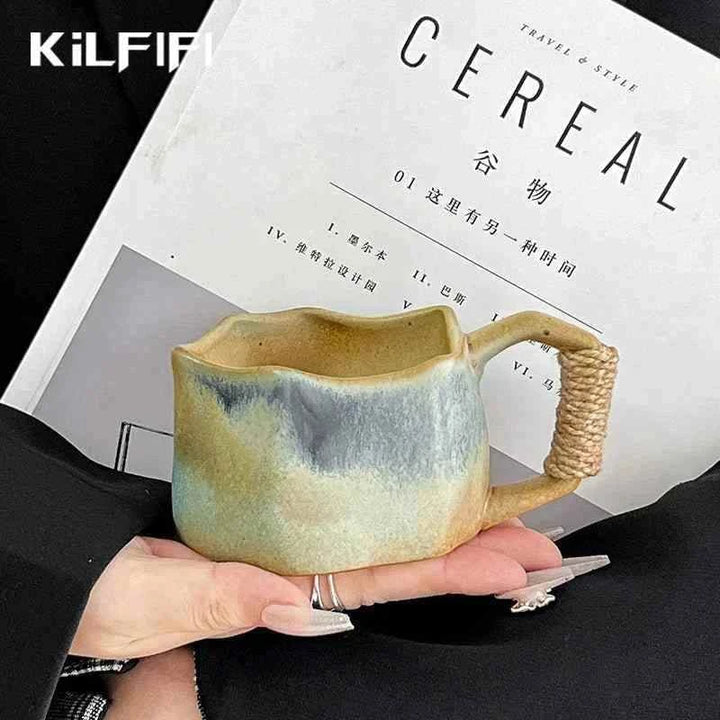 كوب سيراميك بتصميم كلاسيكي قديم بيد معقدة.