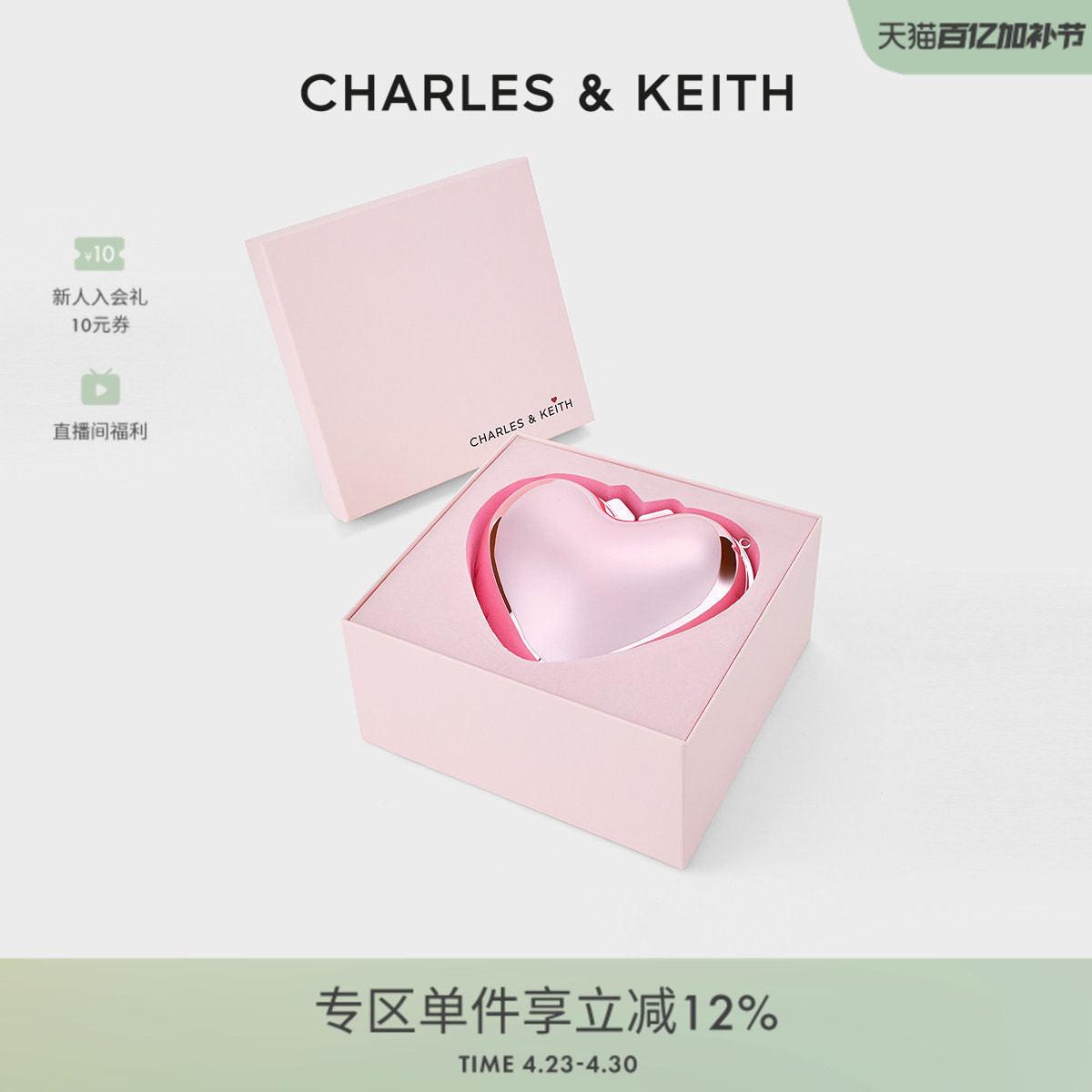 حقيبة CHARLES & KEITH بتصميم قلب معدني وردي لامع.