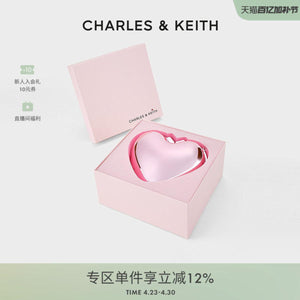 حقيبة CHARLES & KEITH بتصميم قلب معدني وردي لامع.