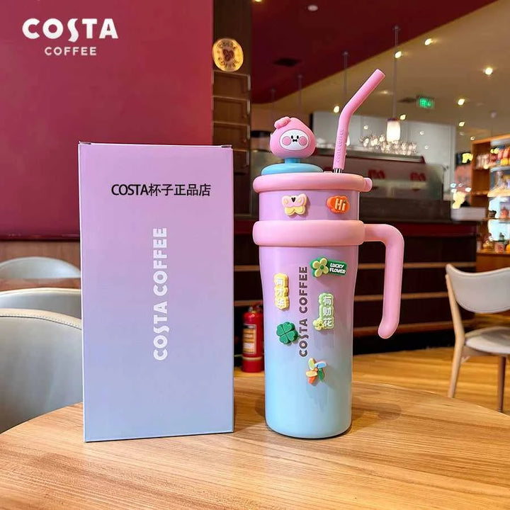 كوب حراري بألوان مبهجة من Costa Coffeeالصور تعرض مجموعة أكواب حرارية من علامة “Costa Coffee” بتصاميم مبهجة وألوان مشرقة مثل الأزرق، الوردي، الأخضر، والأصفر. تأتي الأكواب مع مقبض مريح وغطاء مع شفاطة مرنة،اكواب كوستاCostaرفعةكوب حراري بألوان مبهجة من Costa Coffee