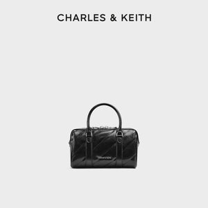 حقيبة Charles & Keith بتصميم مبطن وأنيق.
