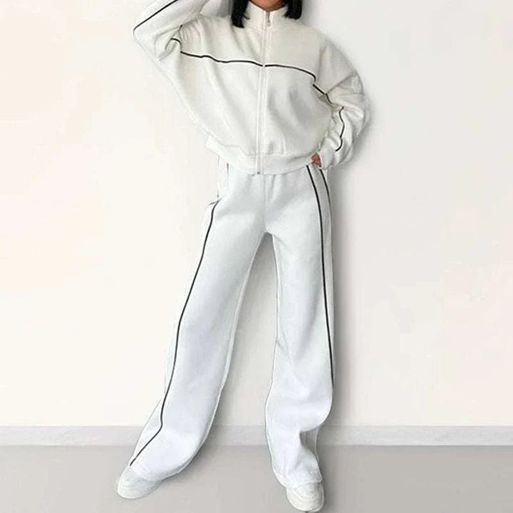 طقم كاجوال نسائي بياقة نصف عالية وسحّاب أمامي من القطن الأبيض مع خطوط تباين سوداء وتصميم مريح وأنيق للأنشطة اليومية