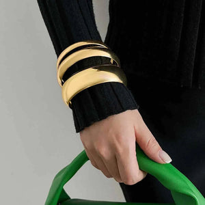 Metallic glossy curved bracelet | مجموعة سوار معدني لامع منحني موضة 2025.