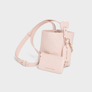 حقيبة Charles & Keith بتصميم Bucket مبطن مع محفظة إضافية.