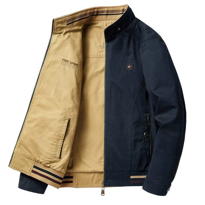 جاكيت رجالي قابل للعكس كحلي وبيج عملي وأنيق مصنوع من قماش قطني مبطن ومقاوم للتجاعيد