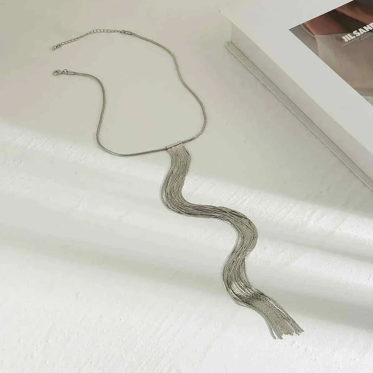 طقم عقد وأقراط Snake Chain بتصميم عصري ذهبي وفضي.