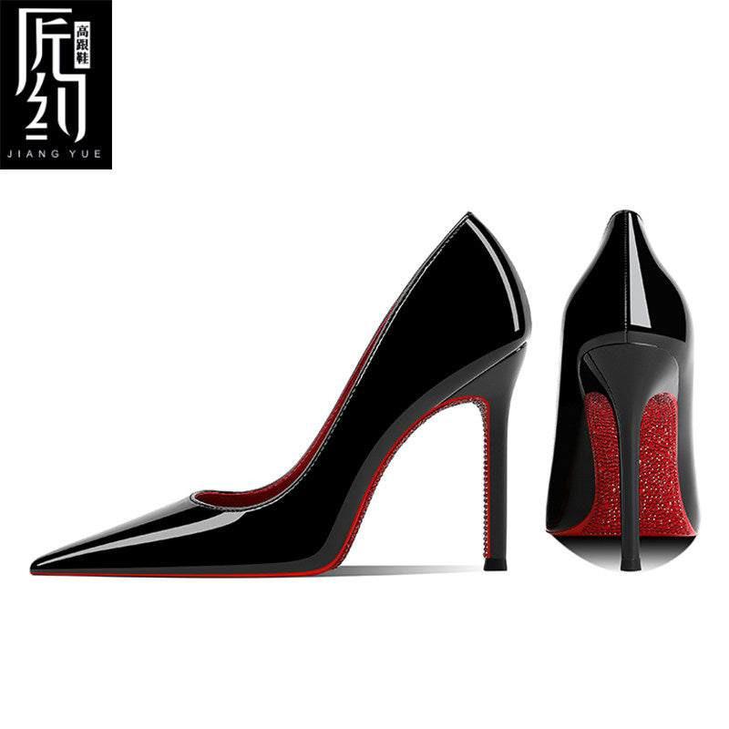 Christiana  حذاء نسائي High Heels أسود بلمسة مخملية ونعل كريستالي أحمر.