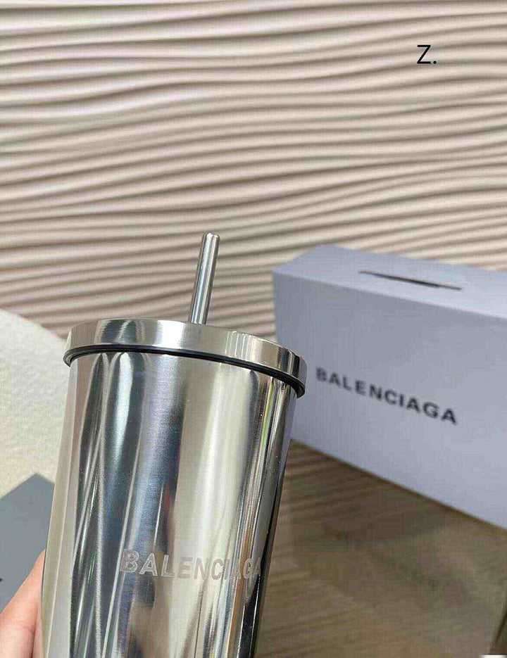 كوب ستانلس ستيل Balenciaga بتصميم عصري وشعار محفور، مزود بمصاصة وغطاء محكم.