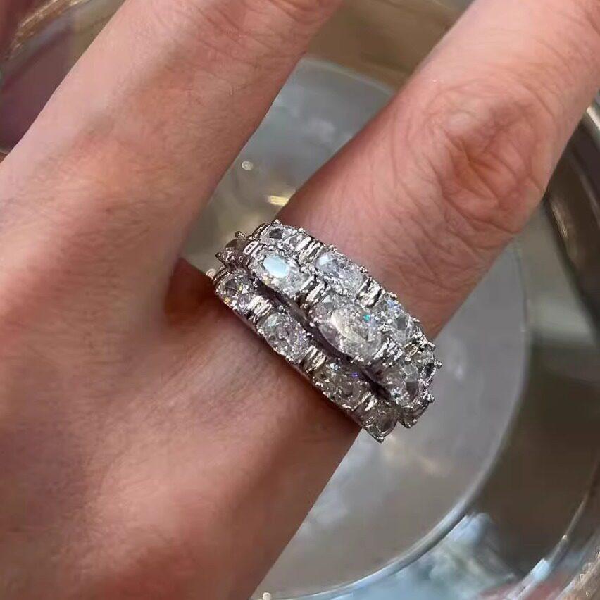 طقم خواتم مرصعة بـ Zircon بتصميم فخم ولامع.