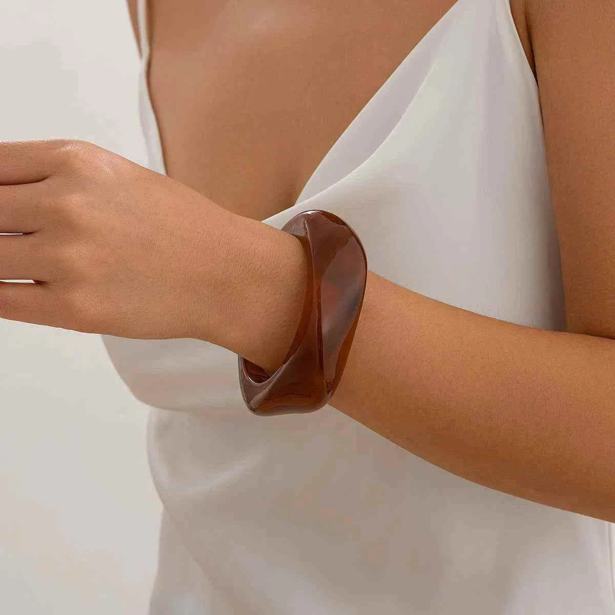 Irregular acrylic bracelet | موضة صيف 2025 | إكسسوارات عروض الأزياء والكاجوال.