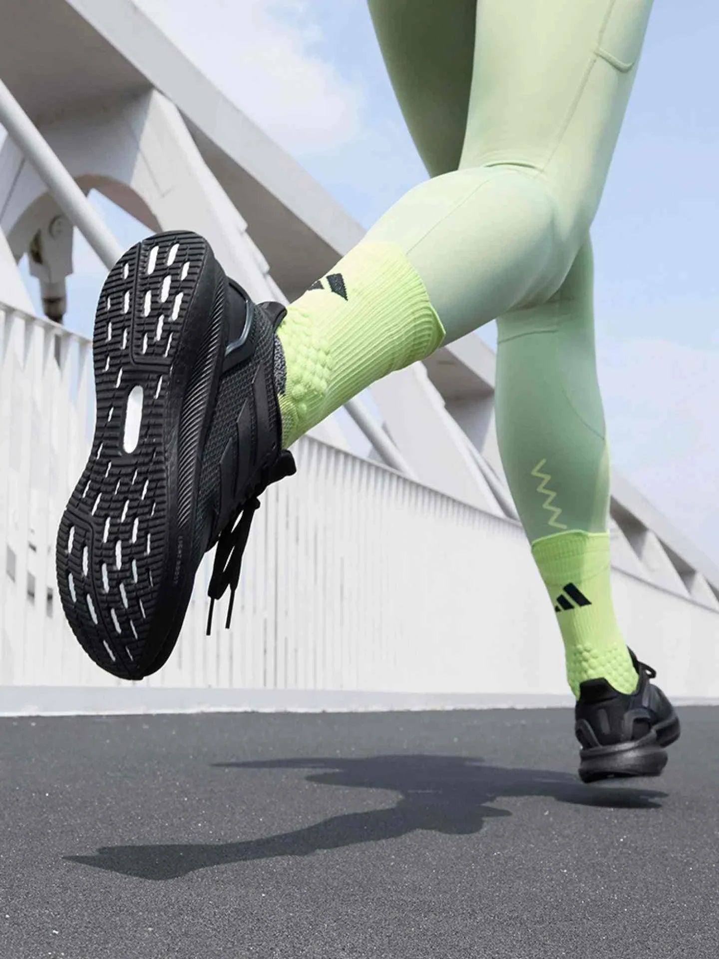Adidas حذاء جري خفيف ومريح من أديداس.