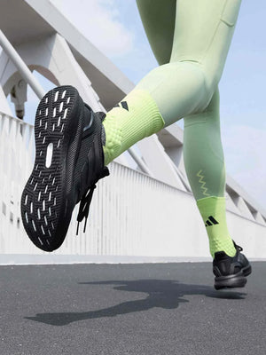 Adidas حذاء جري خفيف ومريح من أديداس.