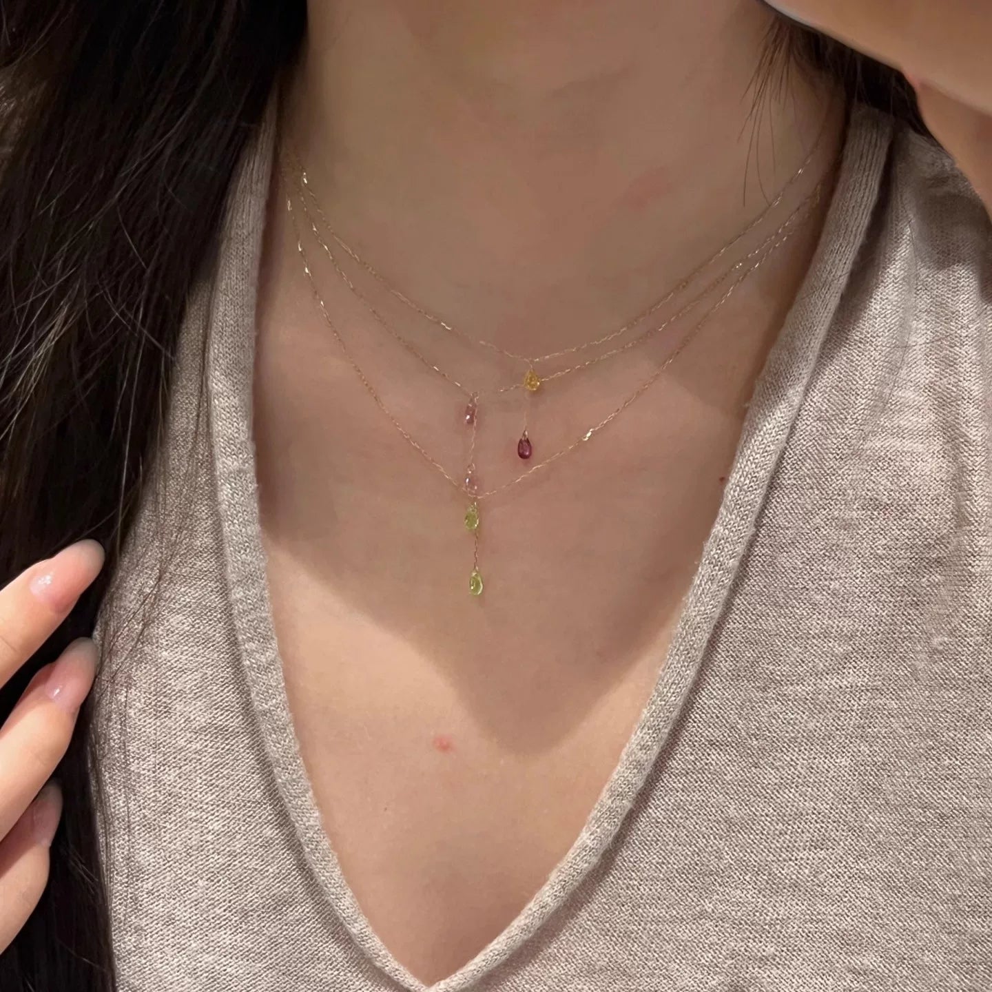 قلادة Layered Necklace بتصميم أحجار ملونة متدلية.