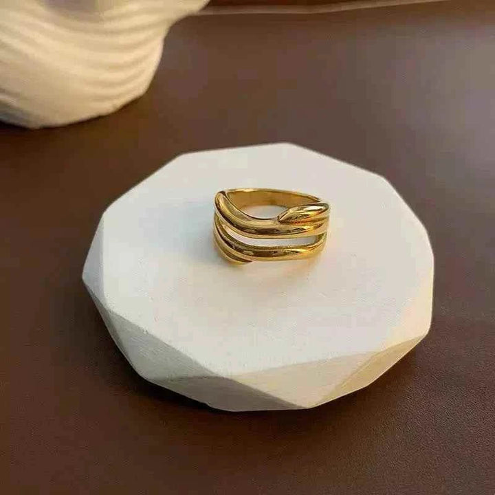 خاتم نسائي ذهبي مزدوج الطبقة من التيتانيوم مع تصميم عصري وأنيق من حجر الزركون للخواتم الشخصية والمواكبة للمواصلات