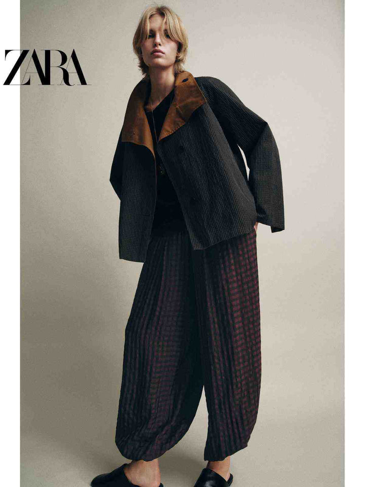 معطف ترنش قصير عكسي بياقة مدورة من مجموعة ZARA2025 لخريف النساء بألوان داكنة وأسلوب عصري.