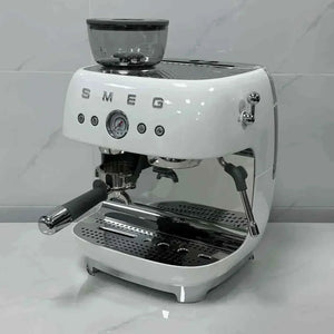 ماكينة اسبريسو SMEG Espresso Machine بمطحنة مدمجة وتصميم كلاسيكي.