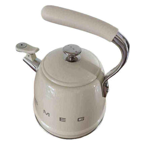 SMEG غلاية SMEG الكلاسيكية  تصميم تقليدي فاخر بلون عاجي.