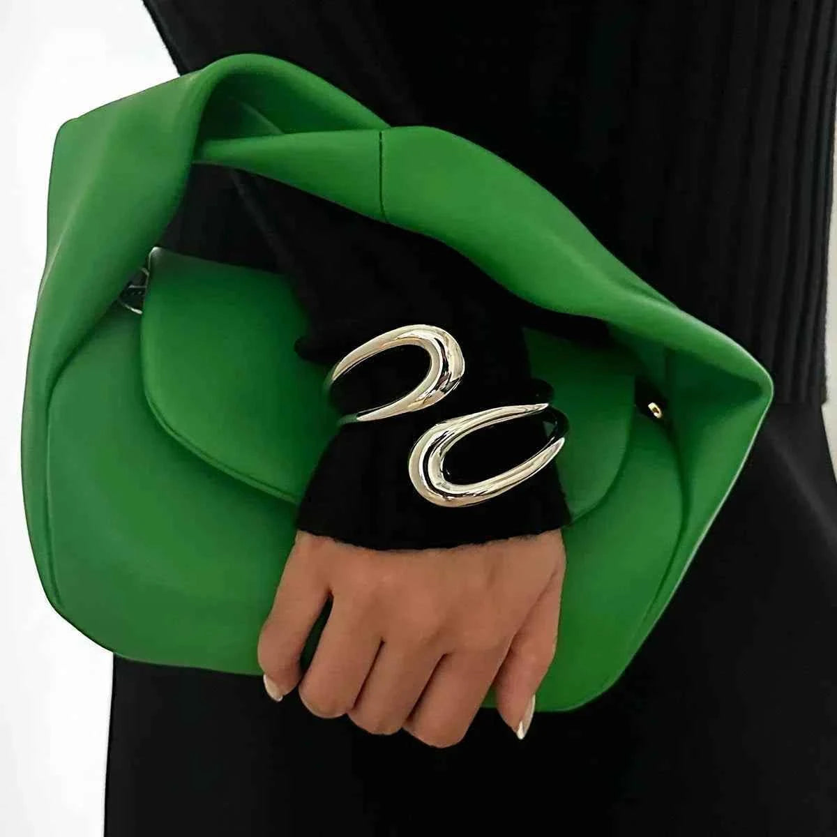 سوار Cuff بتصميم مموج عريض Statement باللون الذهبي.