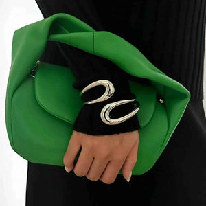 سوار Cuff بتصميم مموج عريض Statement باللون الذهبي.