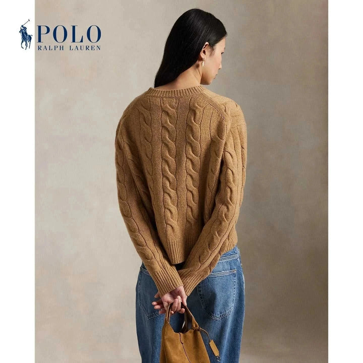 سترة نسائية من رالف لورين بلون الكاميل بنقشة ضفائر مع شعار بولو المطرز وتصميم أنيق ومريح